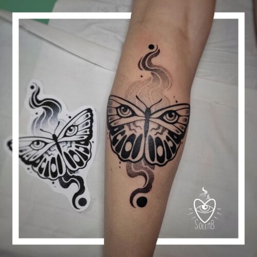 tatouage noir et gris mignon grenoble tatoueuse dessin animal végétal fleur